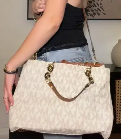 Bolso beige con diseño MK - miniatura 1