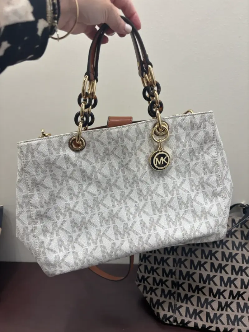 Bolso beige con diseño MK - 2