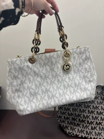 Bolso beige con diseño MK - miniatura 2