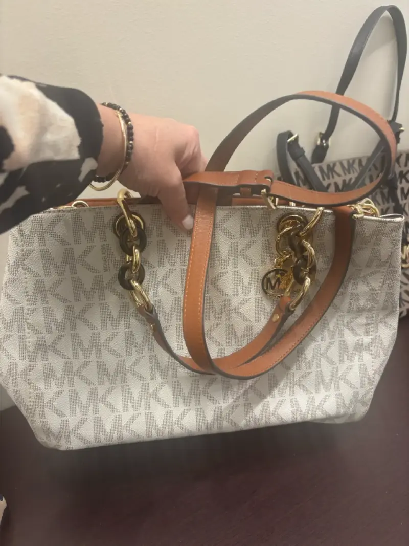 Bolso beige con diseño MK - 3