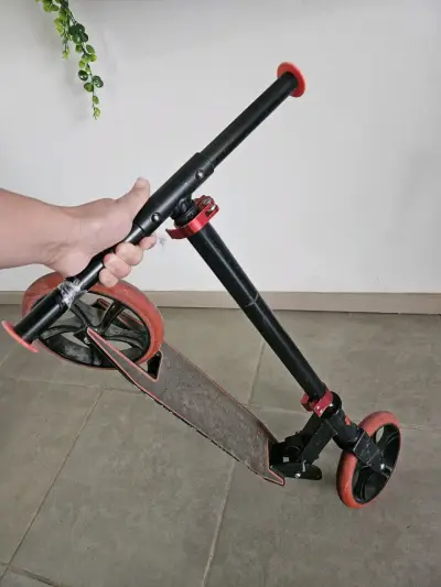 Scooter plegable negro y rojo - miniatura 1