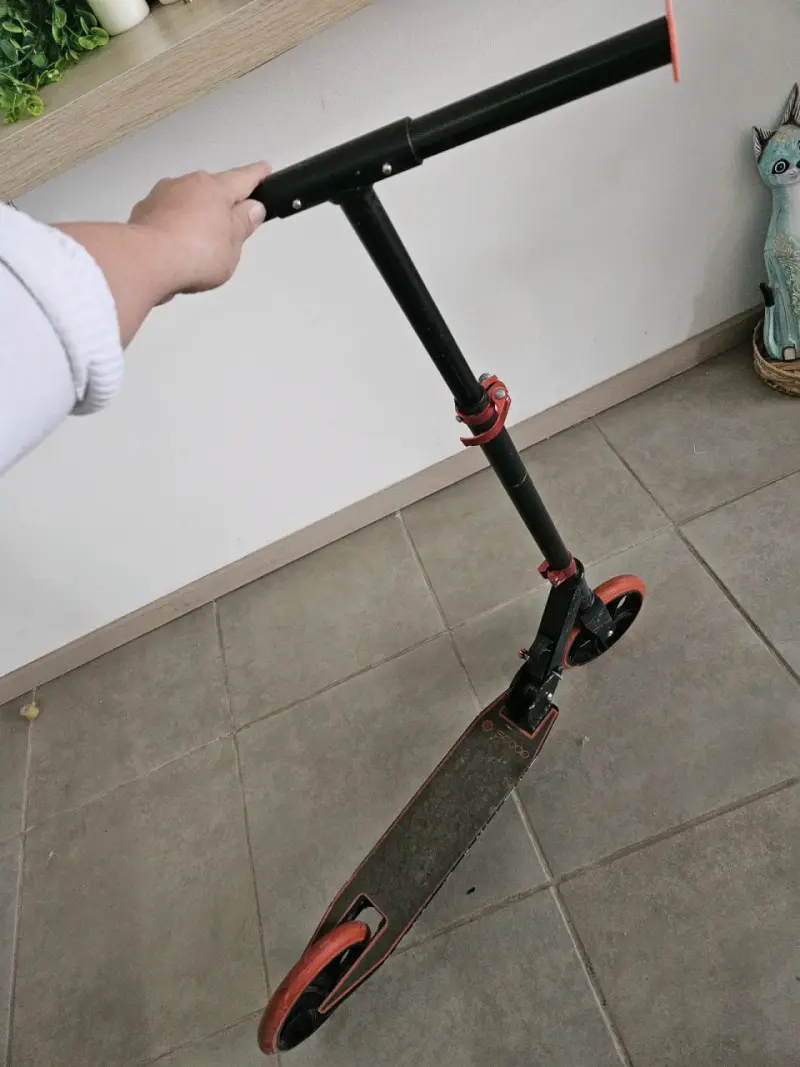 Scooter plegable negro y rojo - 2