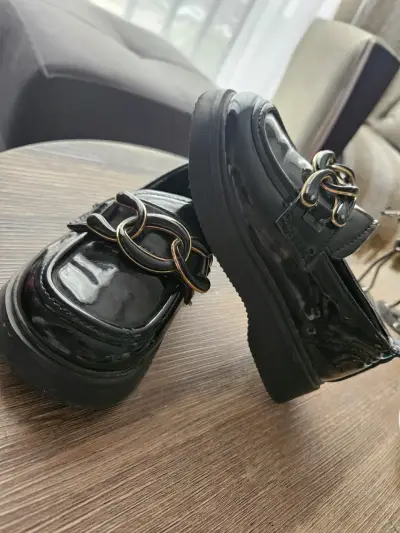 Zapatos mocasines negros con cadena - miniatura 1