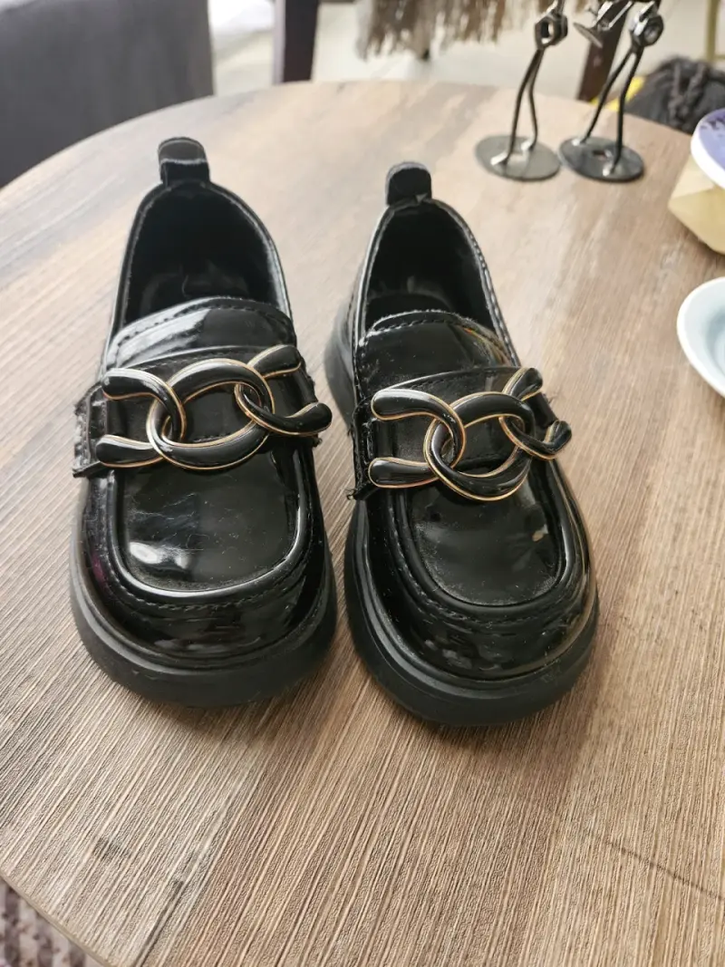 Zapatos mocasines negros con cadena - 2