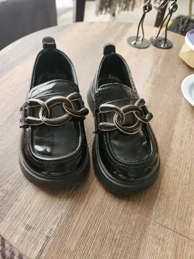 Zapatos mocasines negros con cadena - miniatura 2