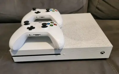 Consola Xbox one S con dos controles - miniatura 1