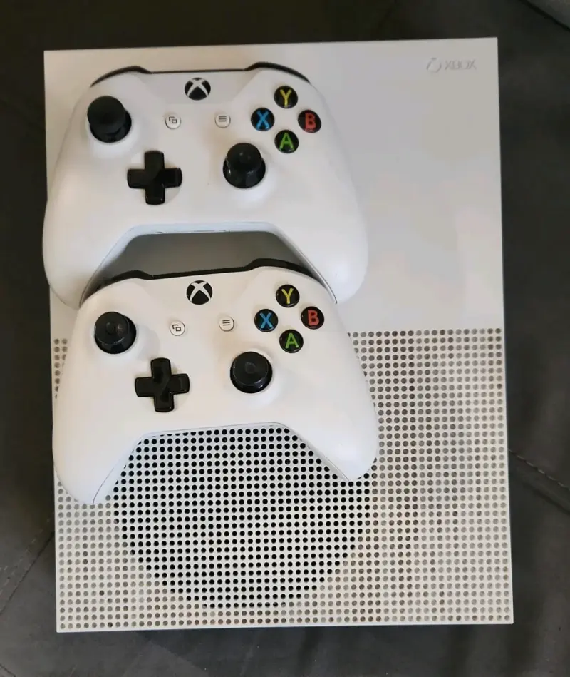 Consola Xbox one S con dos controles - 2