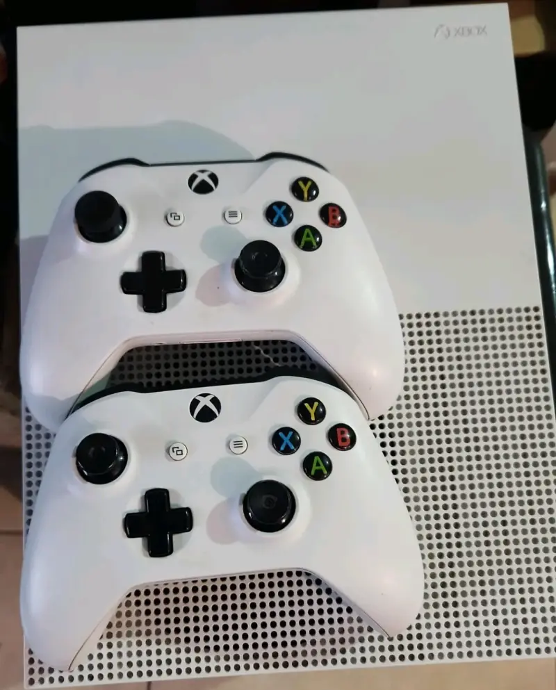 Consola Xbox one S con dos controles - 3