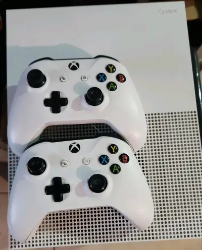 Consola Xbox one S con dos controles - miniatura 3