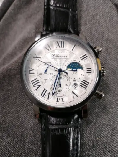 Reloj de pulsera con correa negra - miniatura 1