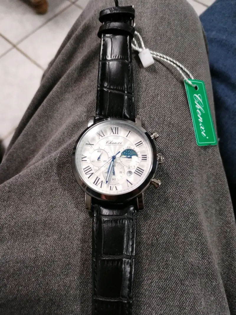 Reloj de pulsera con correa negra - 2