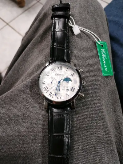 Reloj de pulsera con correa negra - miniatura 2