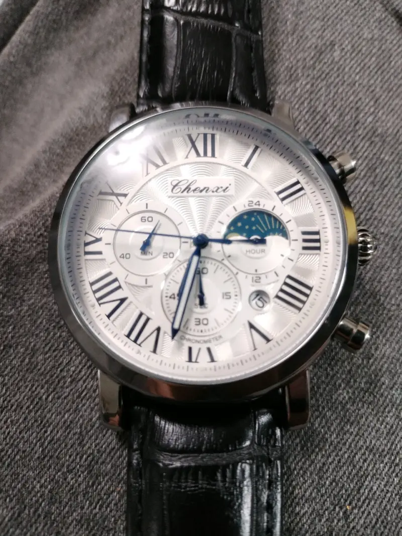 Reloj de pulsera con correa negra - 3