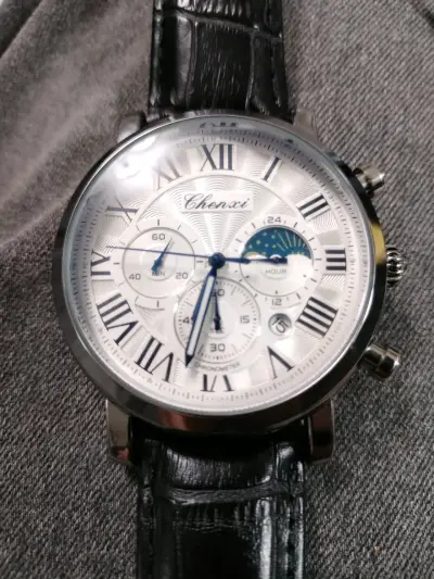Reloj de pulsera con correa negra - miniatura 3