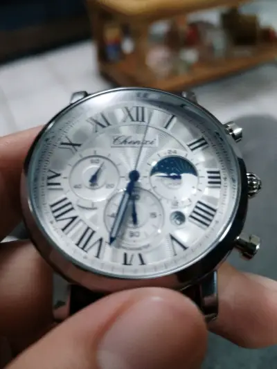 Reloj de pulsera con correa negra - miniatura 5