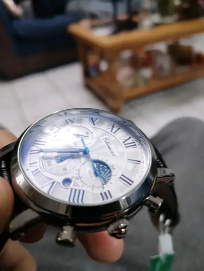 Reloj de pulsera con correa negra - miniatura 6