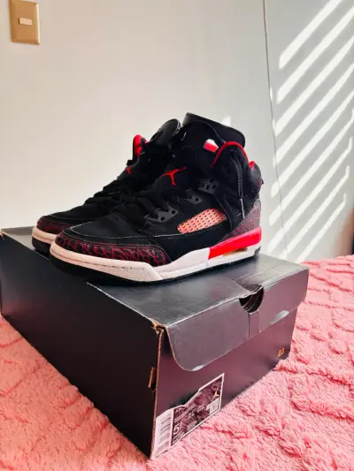 Zapatillas deportivas negras y rojas - miniatura 1