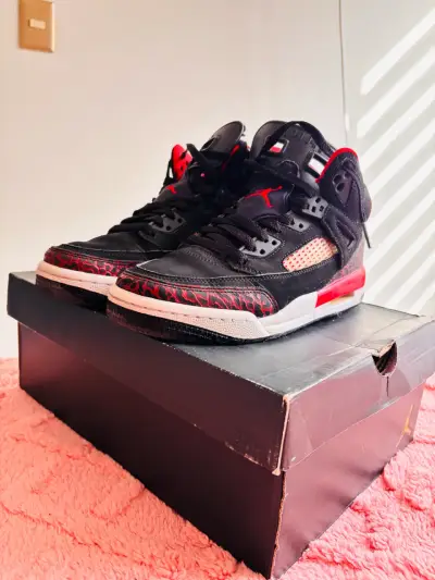 Zapatillas deportivas negras y rojas - miniatura 2