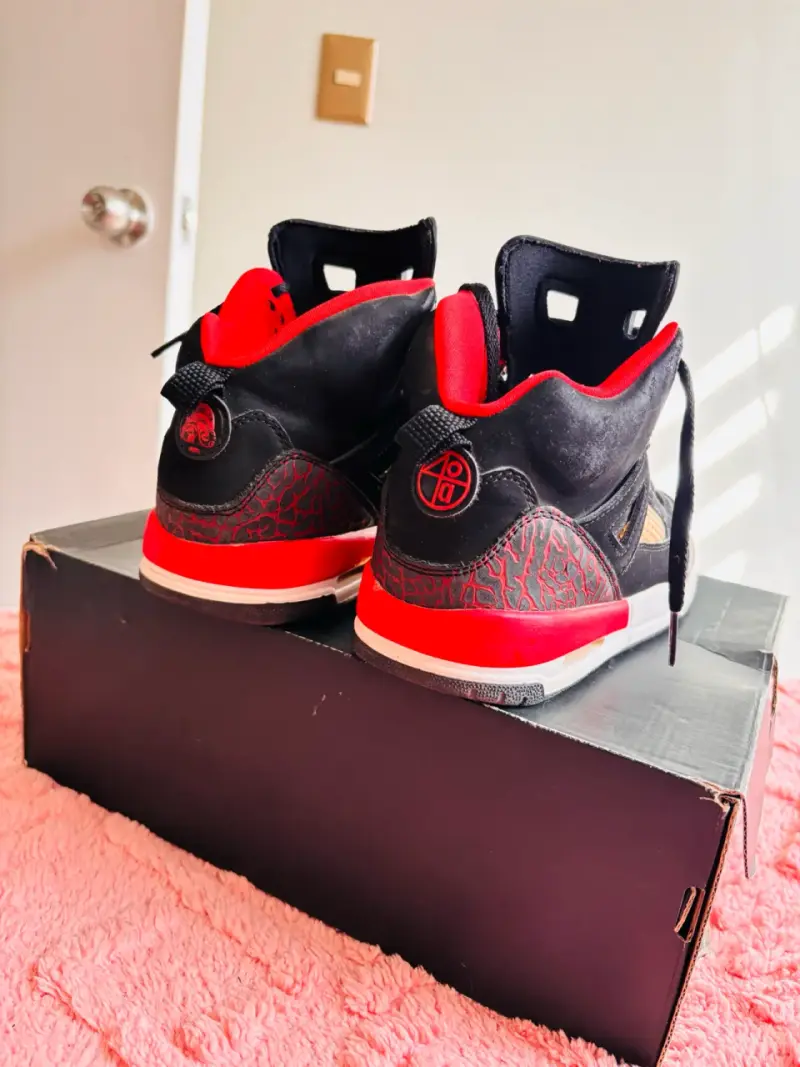 Zapatillas deportivas negras y rojas - 3