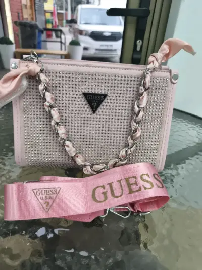 Cartera Guess rosada con brillo - miniatura 1