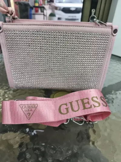 Cartera Guess rosada con brillo - miniatura 2