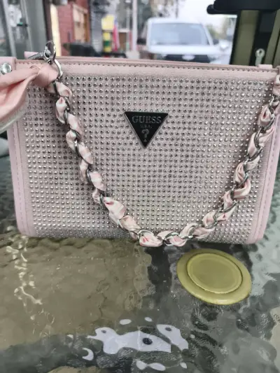Cartera Guess rosada con brillo - miniatura 4