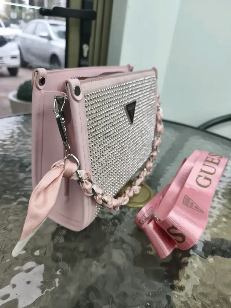 Cartera Guess rosada con brillo - 5
