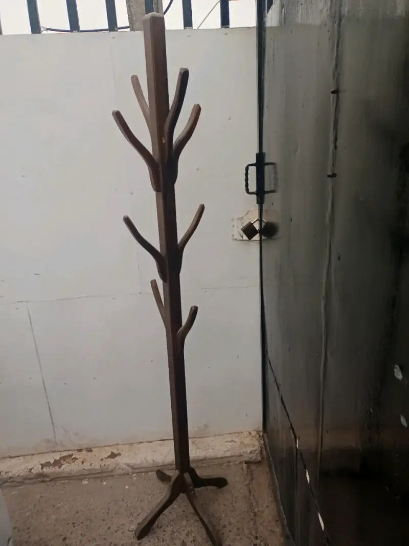 Perchero de pie de madera