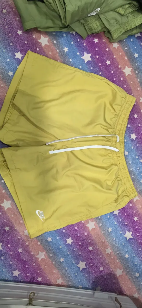 Shorts deportivos Nike amarillos - 1