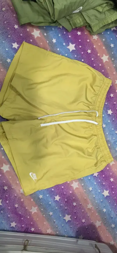 Shorts deportivos Nike amarillos - miniatura 1