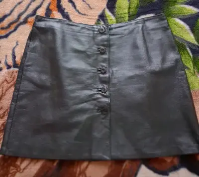 Falda negra de cuero con botones - miniatura 1