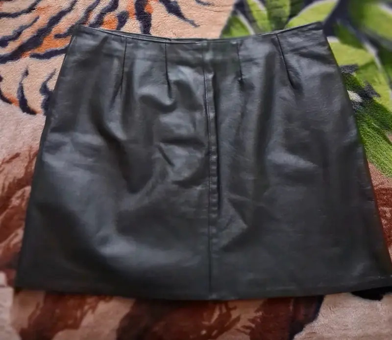 Falda negra de cuero con botones - 2