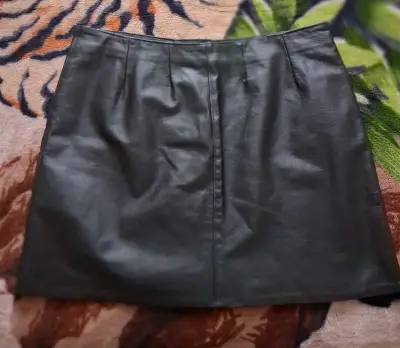 Falda negra de cuero con botones - miniatura 2