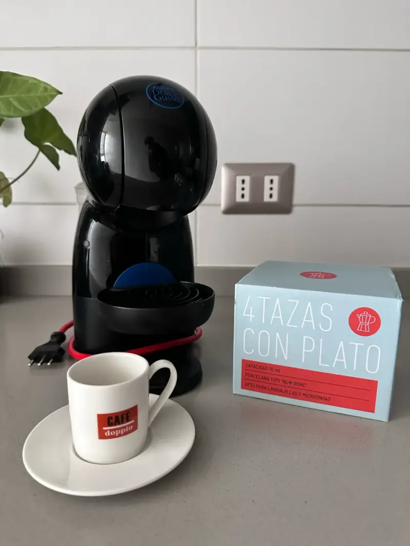 Cafetera Dolce Gusto negra + Juego de Tazas - 1