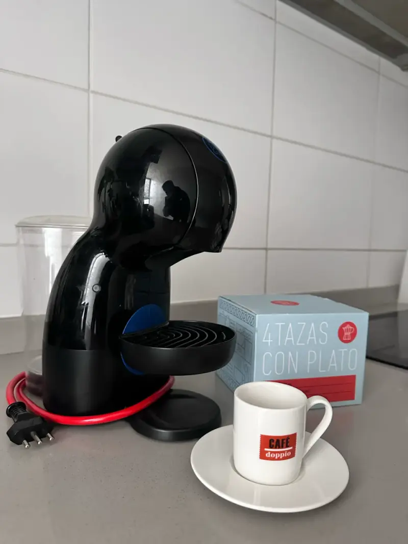 Cafetera Dolce Gusto negra + Juego de Tazas - 2