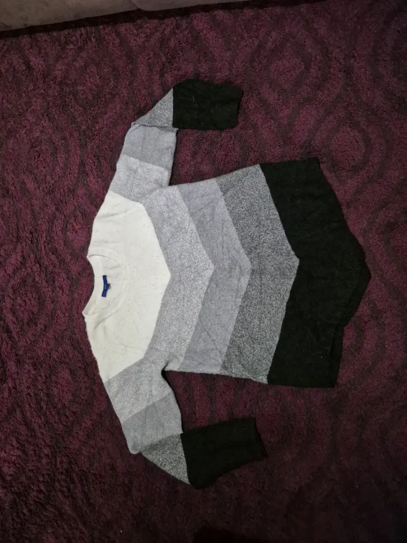 Suéter rayado gris y negro