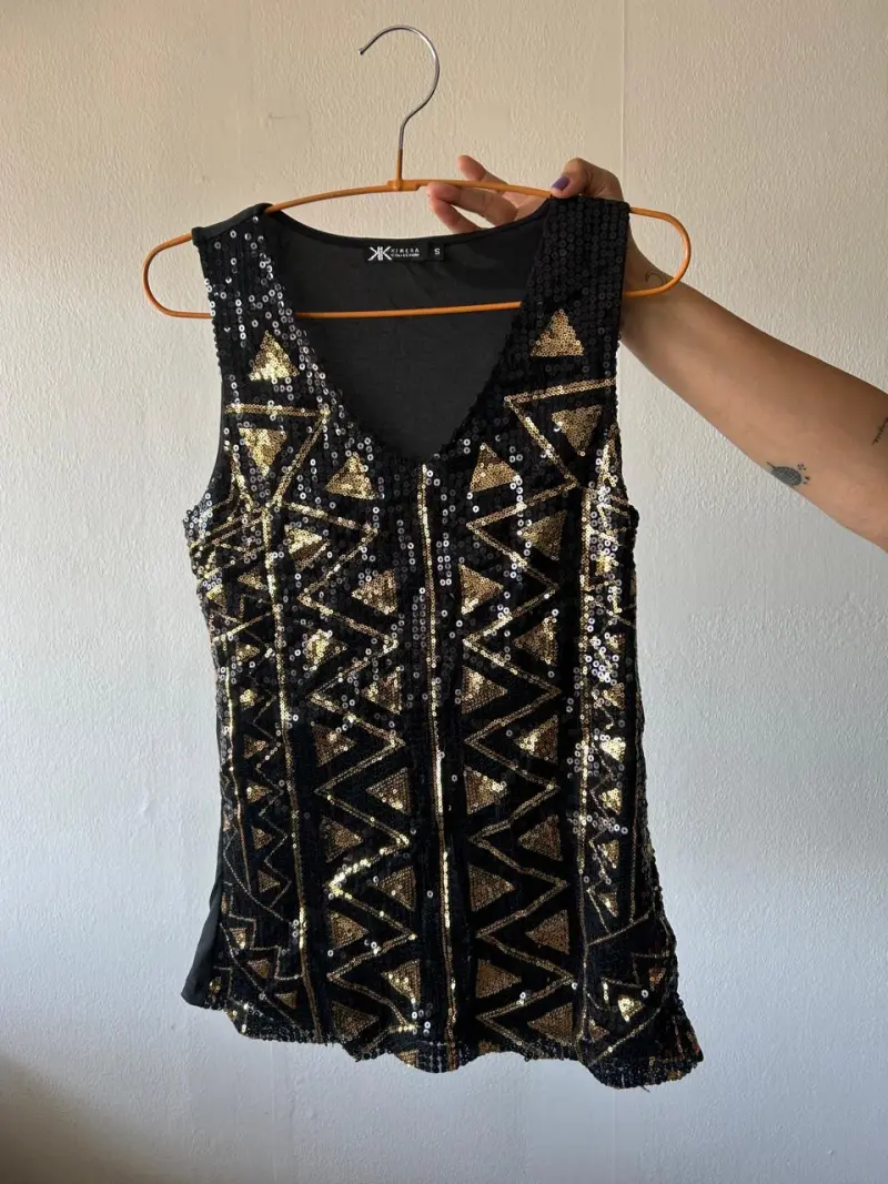 Polera negra con lentejuelas