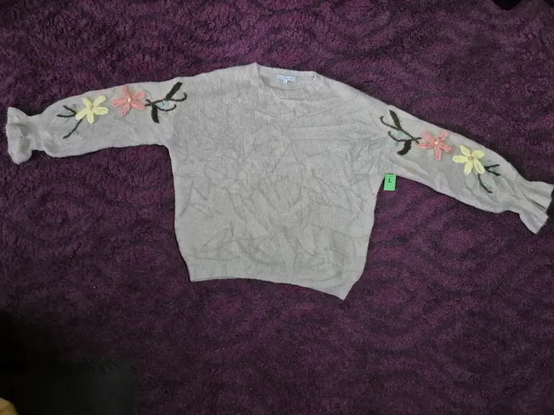 Suéter gris con flores bordadas