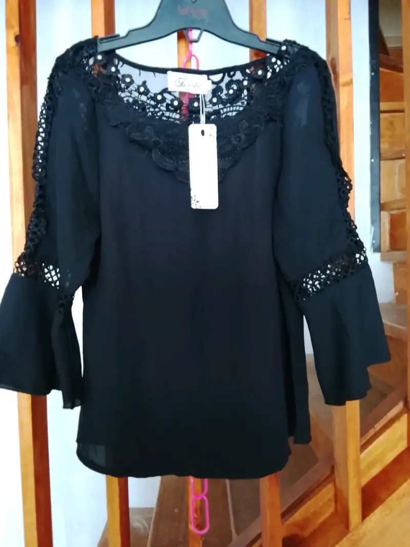 Blusa negra con encaje nueva - 1