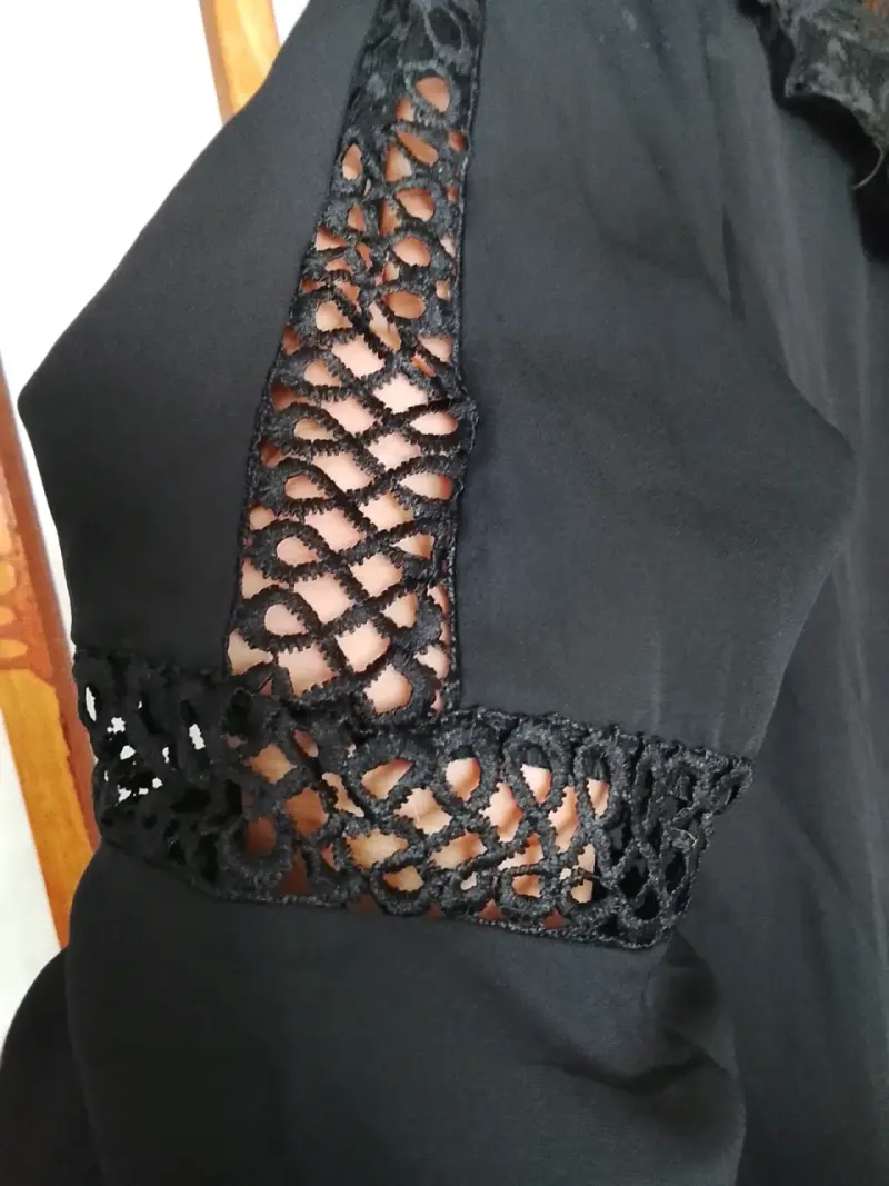 Blusa negra con encaje nueva - 2