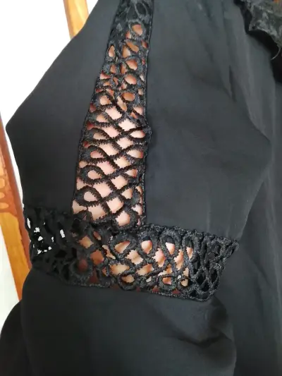 Blusa negra con encaje nueva - miniatura 2
