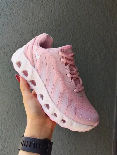 Zapatillas rosadas deportivas - miniatura 1