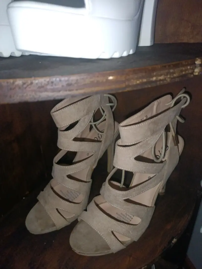 Tacones de gamuza beige