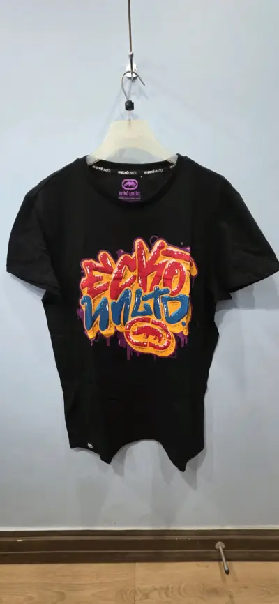 Polera negra con diseño gráfico - miniatura 1