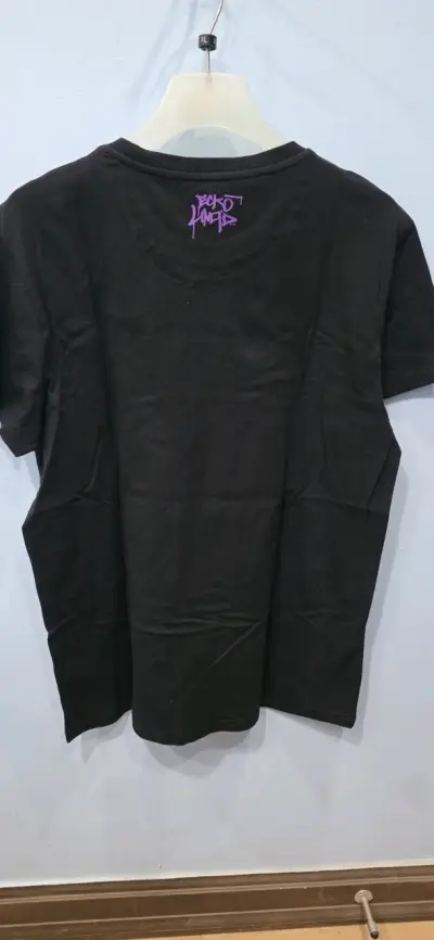 Polera negra con diseño gráfico - miniatura 2