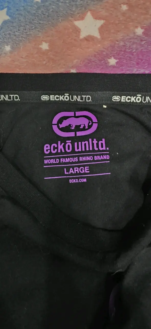 Polera negra con diseño gráfico - 3