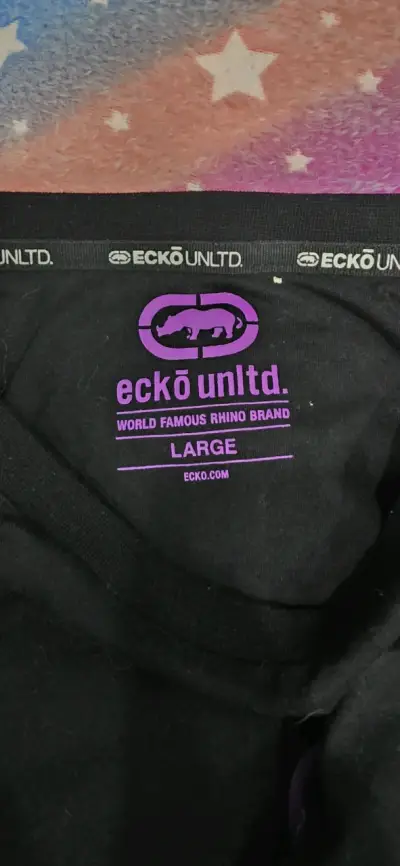 Polera negra con diseño gráfico - miniatura 3