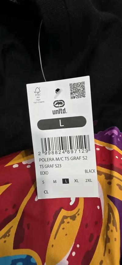 Polera negra con diseño gráfico - miniatura 4