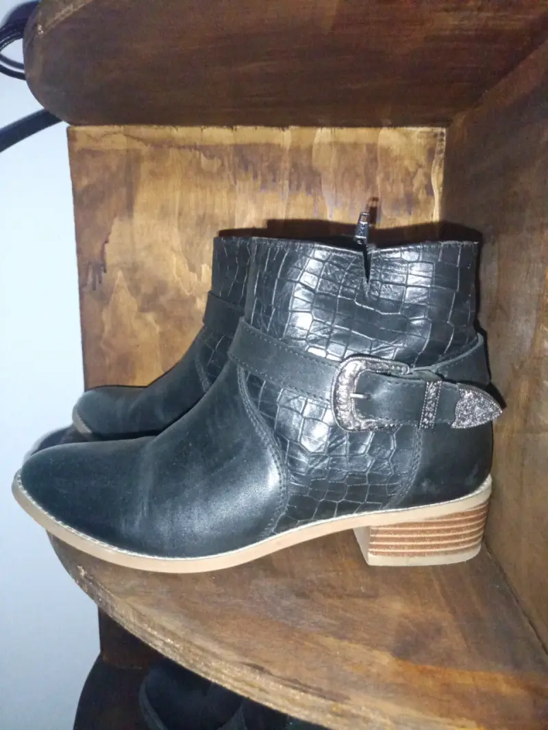 Botines negros con hebilla