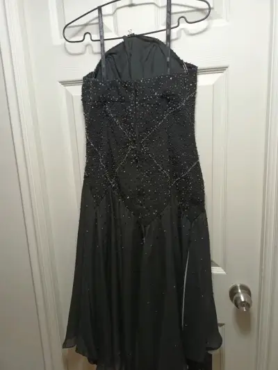 Vestido negro con pedrería - miniatura 1